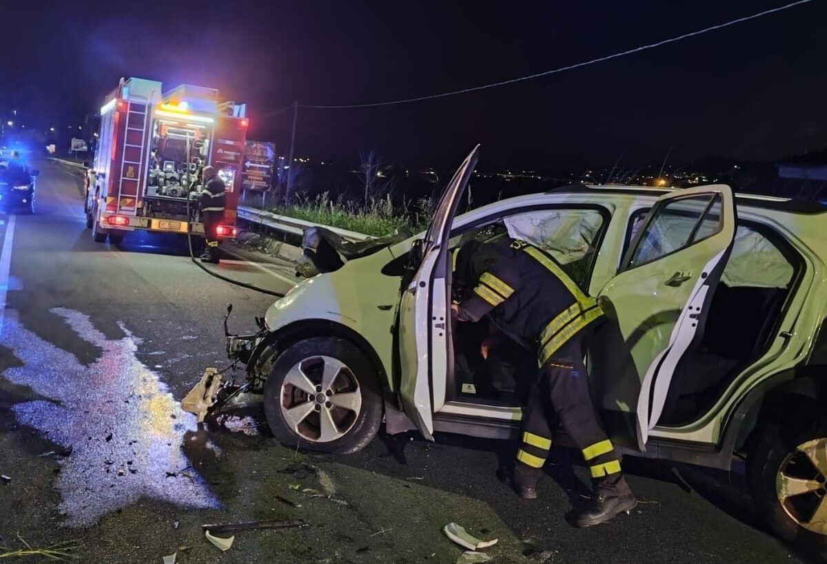 Auto perde il controllo e si ribalta a Catanzaro, un ferito lieve