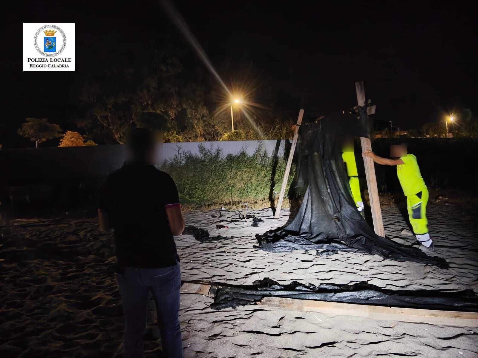 Reggio Calabria, smantellate 9 strutture abusive sulla spiaggia del Parco Lineare Sud
