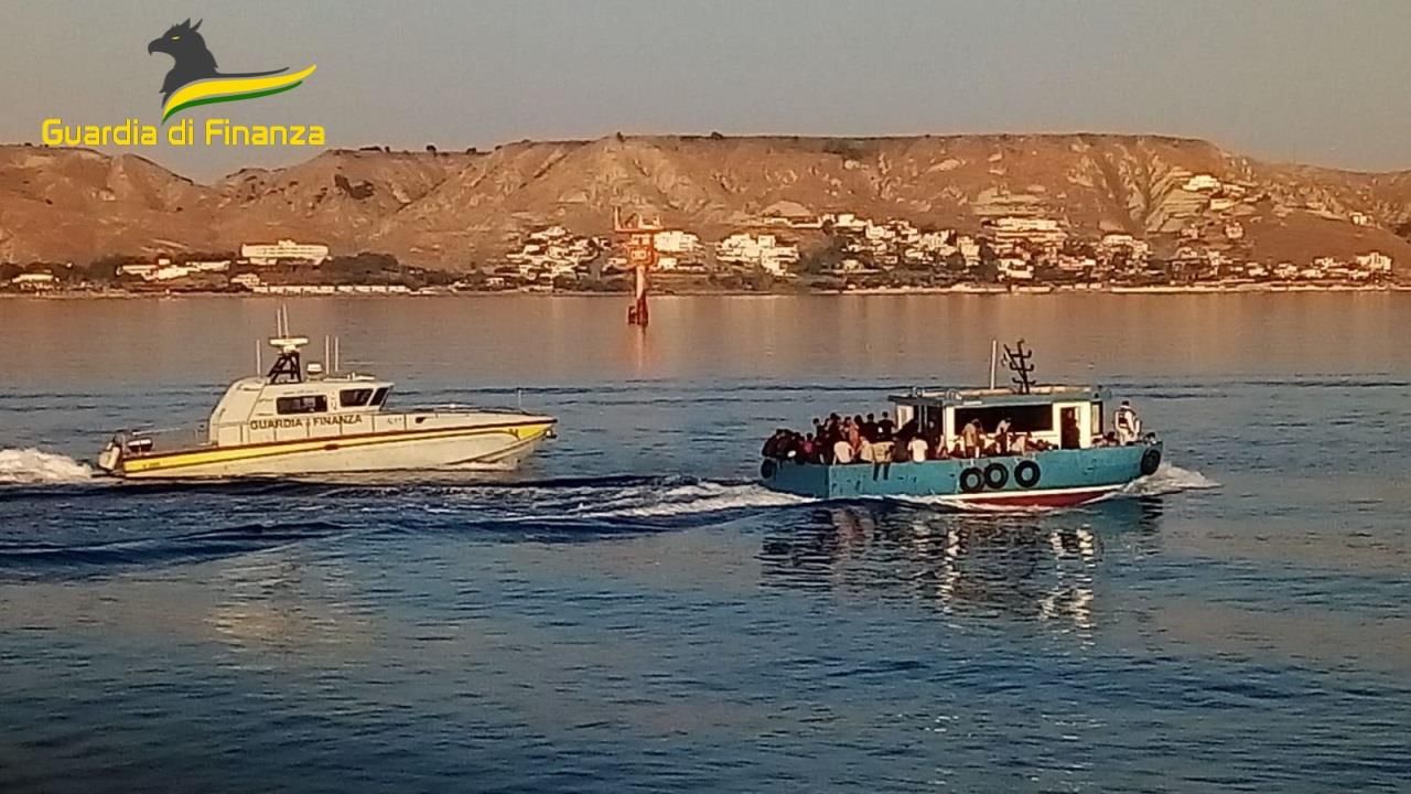 Intercettato peschereccio con 102 migranti: condotto a Crotone – VIDEO