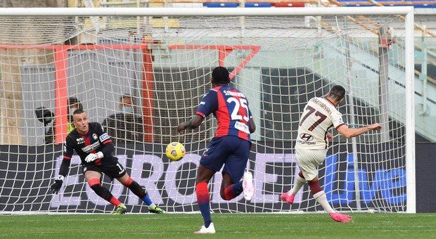 Serie A, tutto facile per la Roma a Crotone (1-3)