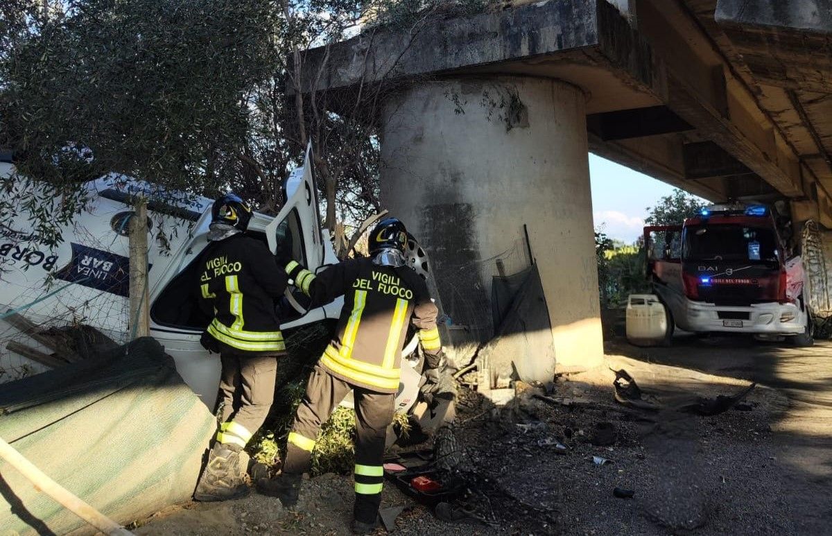 Va contro il guardrail e fa un volo di 9 metri a bordo di un furgoncino, un ferito nel Reggino