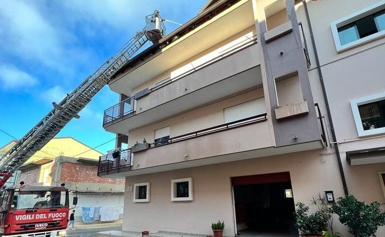 In fiamme il sottotetto di un edificio a Cutro, intervengono i vigili del fuoco – FOTO