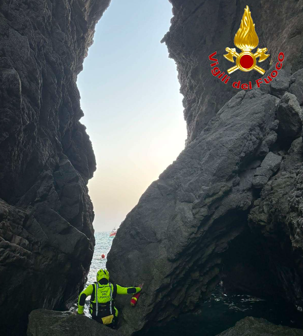 Capo Vaticano, due turisti bloccati sugli scogli: salvati dai Vigili del fuoco dopo il mare mosso
