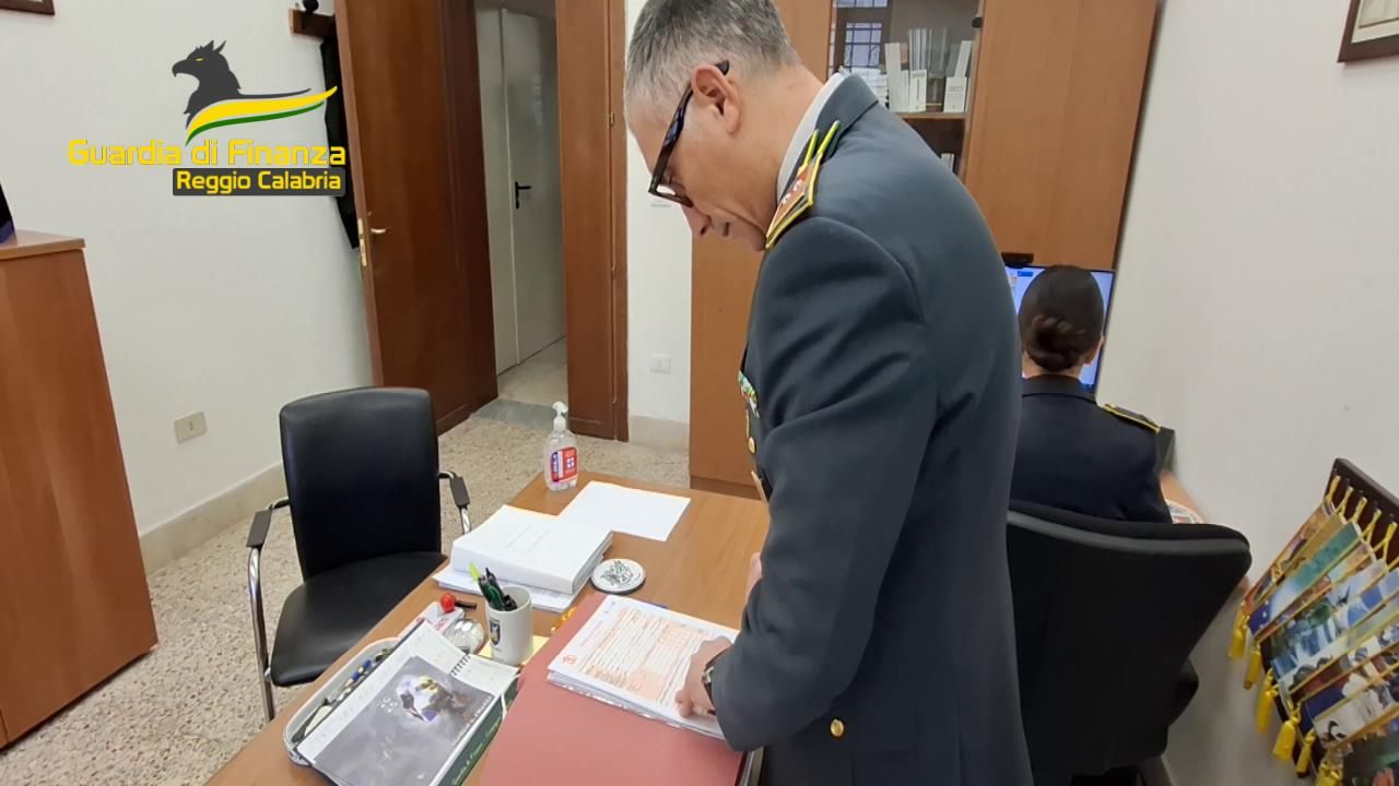 Perizie truccate e documenti falsi per ottenere pensioni di invalidità: 51 indagati a Reggio