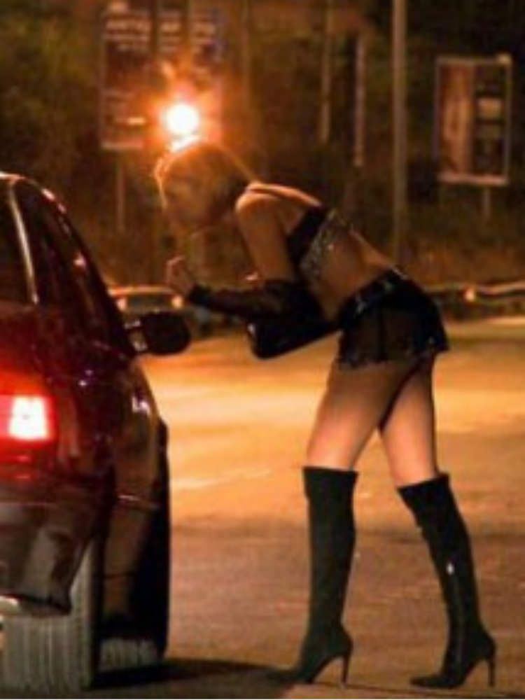 «Prostitute davanti al portone, impossibile lavorare»