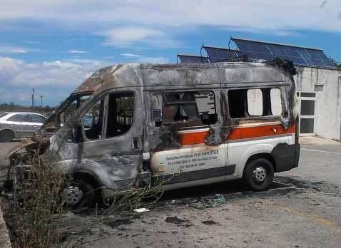 Incendia un'ambulanza, arrestato 39enne con precedenti penali