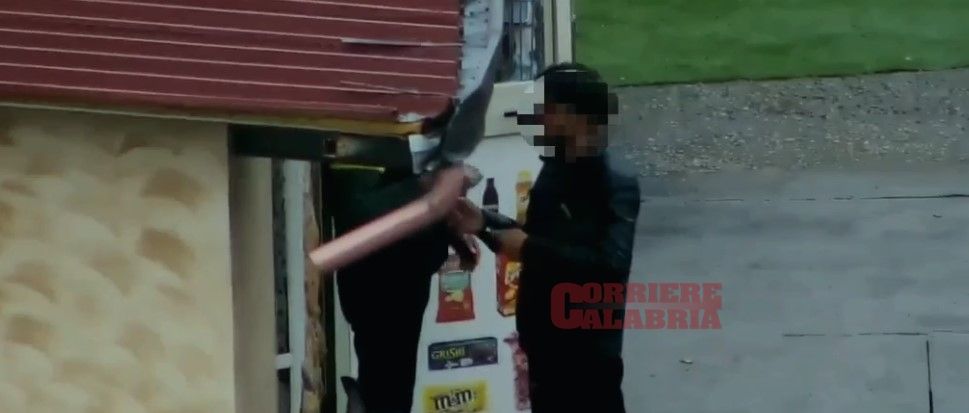 L’arma clandestina nascosta nel «supermarket della droga» di Acquabona