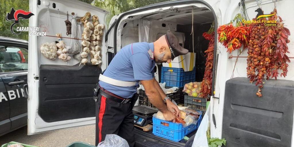 Sanzionati 5 venditori ambulanti nel Cosentino. Accertate violazioni per 19 mila euro