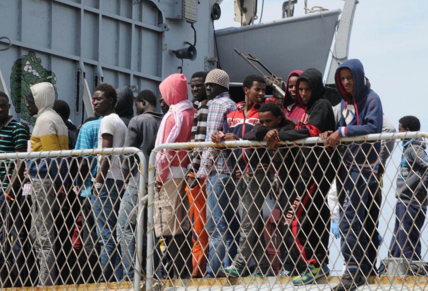 Crotone, sbarcano 314 migranti