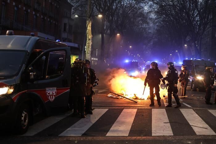 Scontri in Francia sulla riforma delle pensioni, guerriglia a Parigi