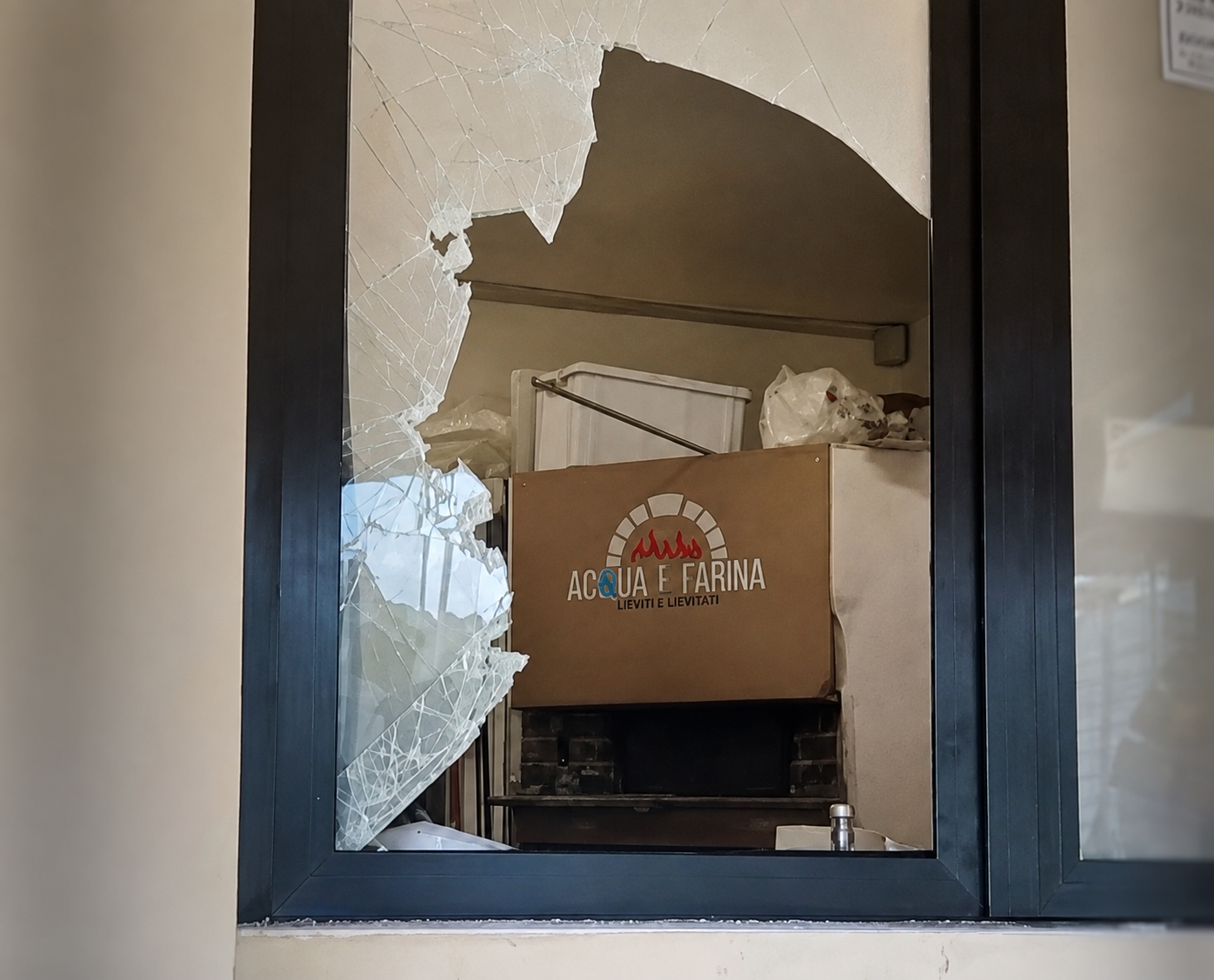Furto con scasso in una pizzeria di Castrolibero, il titolare: «Un bravissimo ladro di galline» – VIDEO