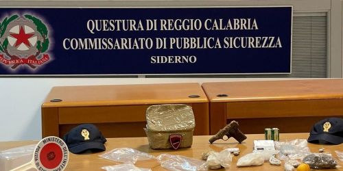 Pistola, munizioni e droga in un terreno a Gioiosa Jonica, indaga la polizia