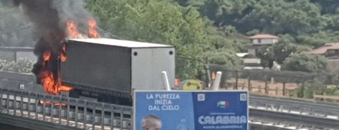 Camion in fiamme, traffico bloccato sull’A2 in direzione sud