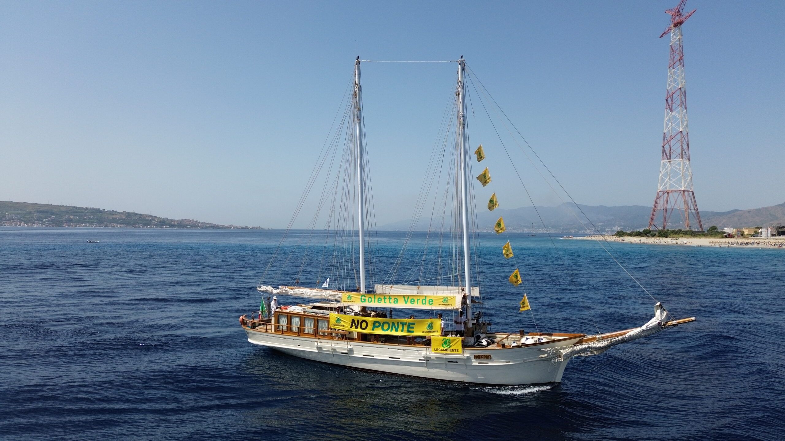 Blitz di Goletta Verde per dire no al Ponte sullo Stretto. «Spesa folle. Ecco le fake news sull’opera»