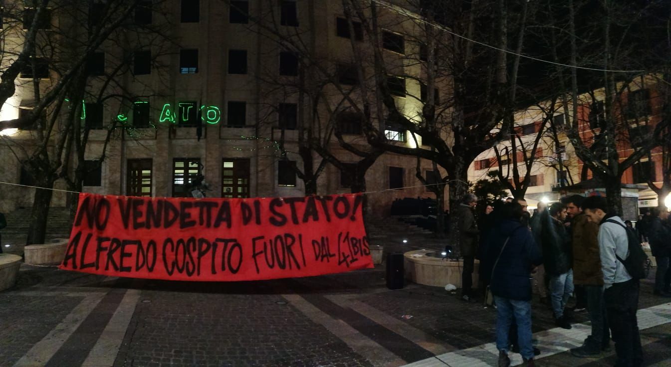 Cosenza, movimenti anarchici in piazza in sostegno di Cospito
