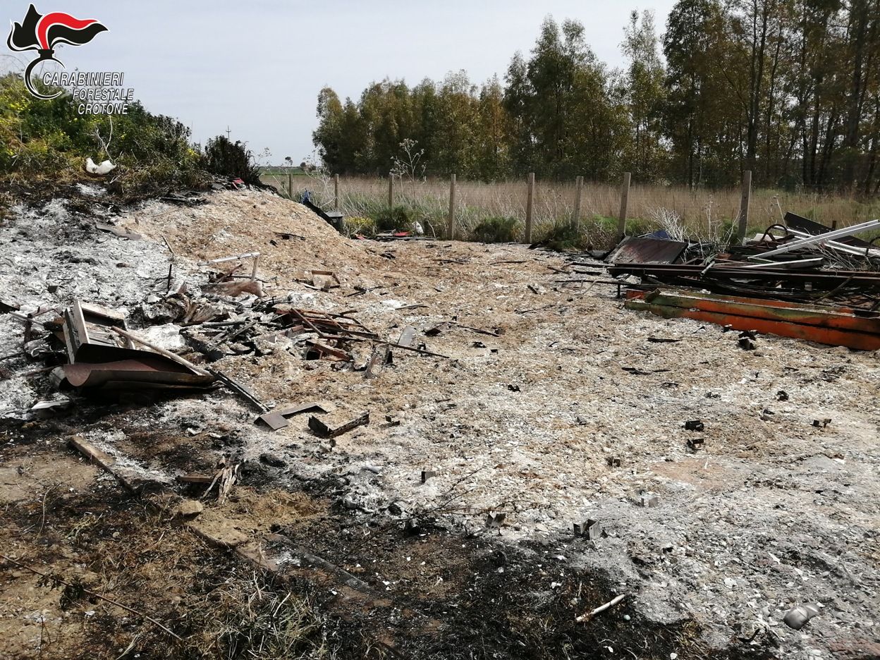 Incendia rifiuti nel proprio terreno a Isola Capo Rizzuto, denunciato proprietario