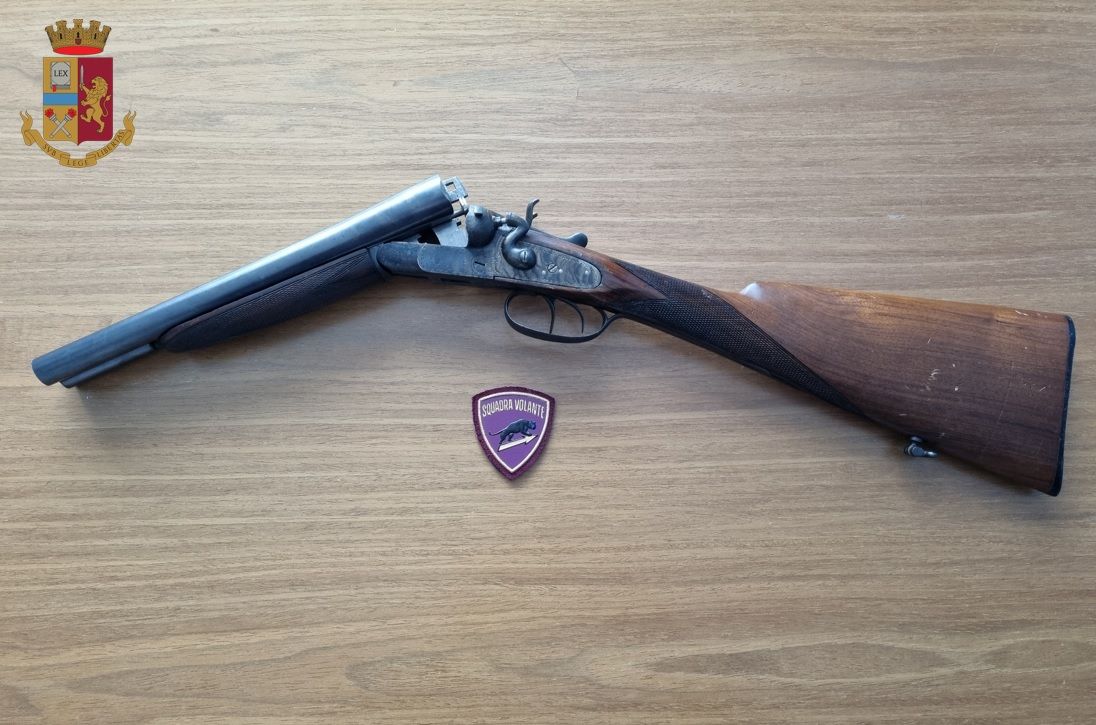 In casa con un fucile da caccia e le canne mozzate, un arresto a Ionadi