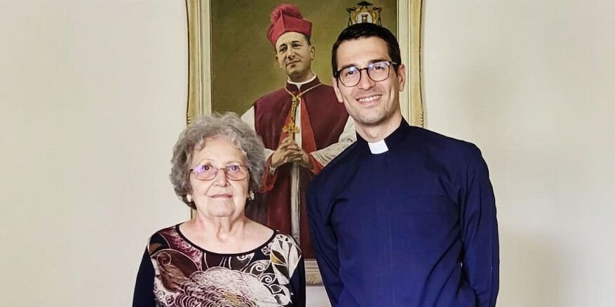La nipote di monsignor Moietta dona gli abiti dello zio alla Diocesi di Lamezia Terme