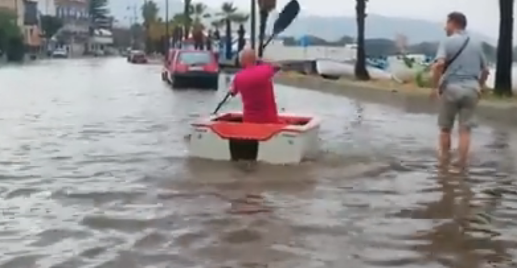 Maltempo a Reggio, a Catona si naviga per strada – VIDEO
