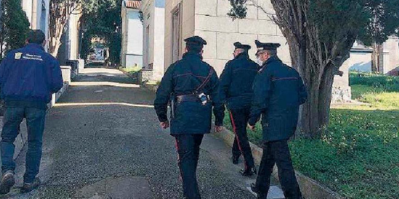 Resti mortali tra i rifiuti nel cimitero di Pizzo