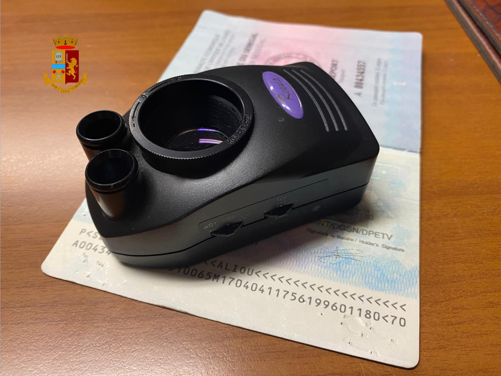 Cosenza, possesso e fabbricazione di passaporto falso. Arrestato