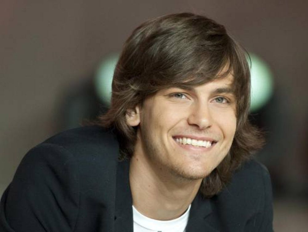 Anche il giovane sex symbol Andrés Gil in campo per la solidarietà