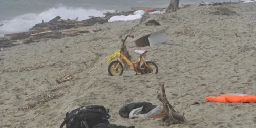 La strage dei bimbi migranti a Cutro. Sono morti una ventina di bambini
