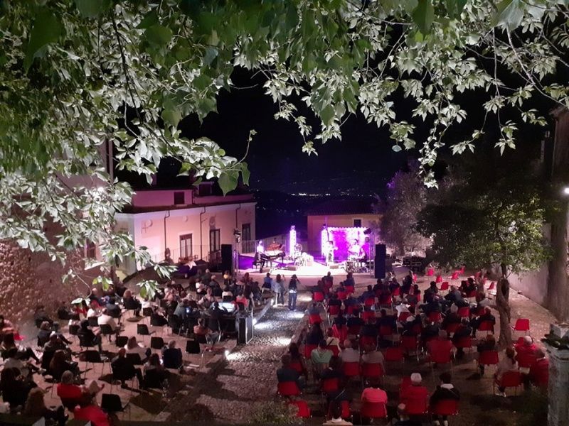 Festival delle Serre, la replica del Comune non scioglie i nodi