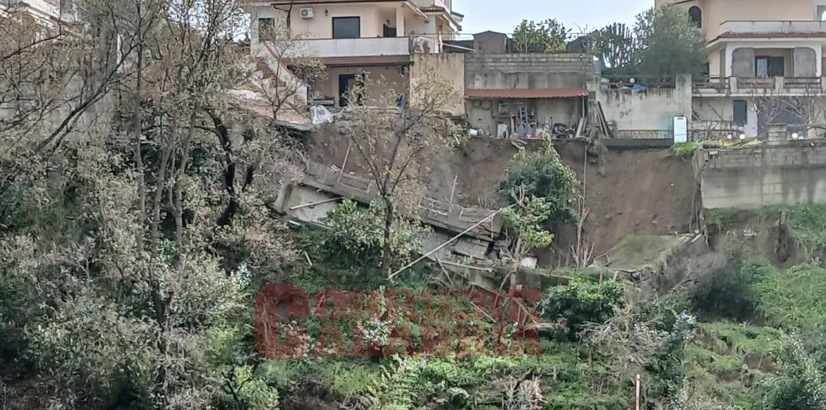 Diamante, frana a Torricelle: evacuate quattro famiglie