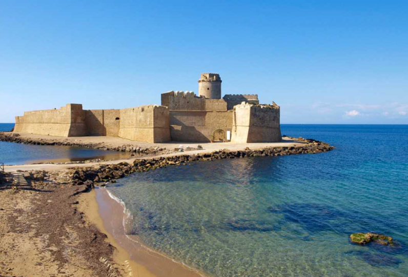 A Le Castella i disservizi idrici che costringono gli alunni a tornare a casa