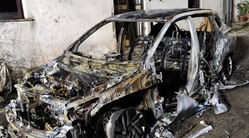 Bisignano, in fiamme l’auto di un assessore: ai domiciliari un presunto responsabile