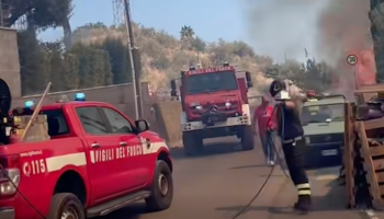 Incendio a Taormina, minacciate abitazioni 