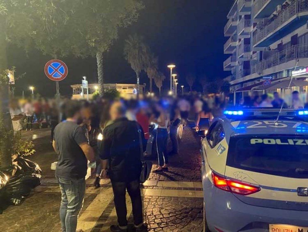 Sanzionati 3 locali sul lungomare di Crotone: occupazione di suolo non autorizzata