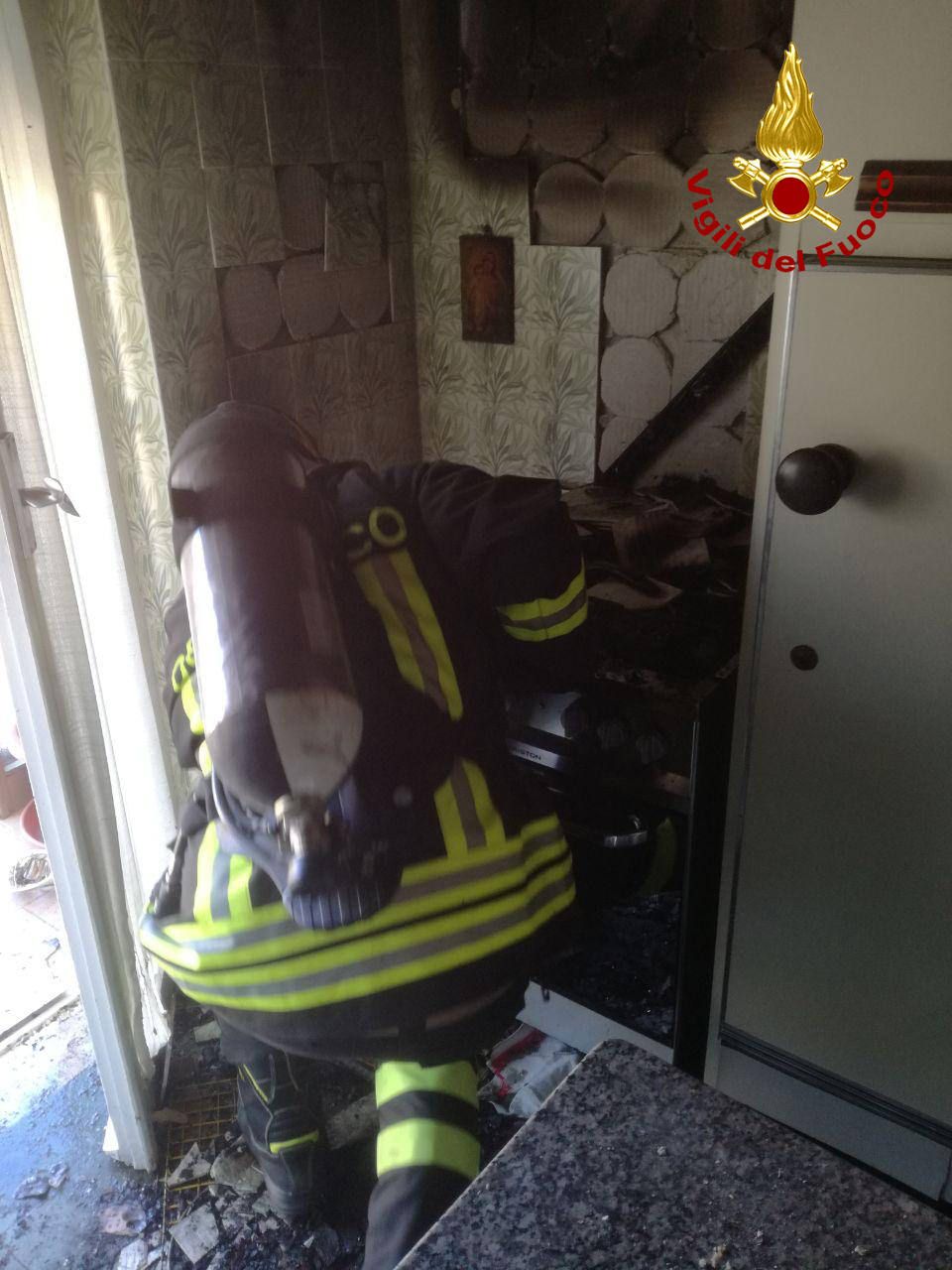 Incendio in una palazzina a Crotone. Evacuati i residenti – VIDEO