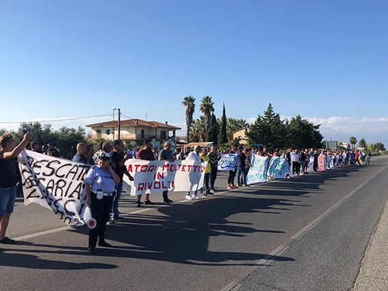 Pescatori calabresi e pugliesi in rivolta a Schiavonea: «L'Ue vuole la nostra estinzione» – VIDEO