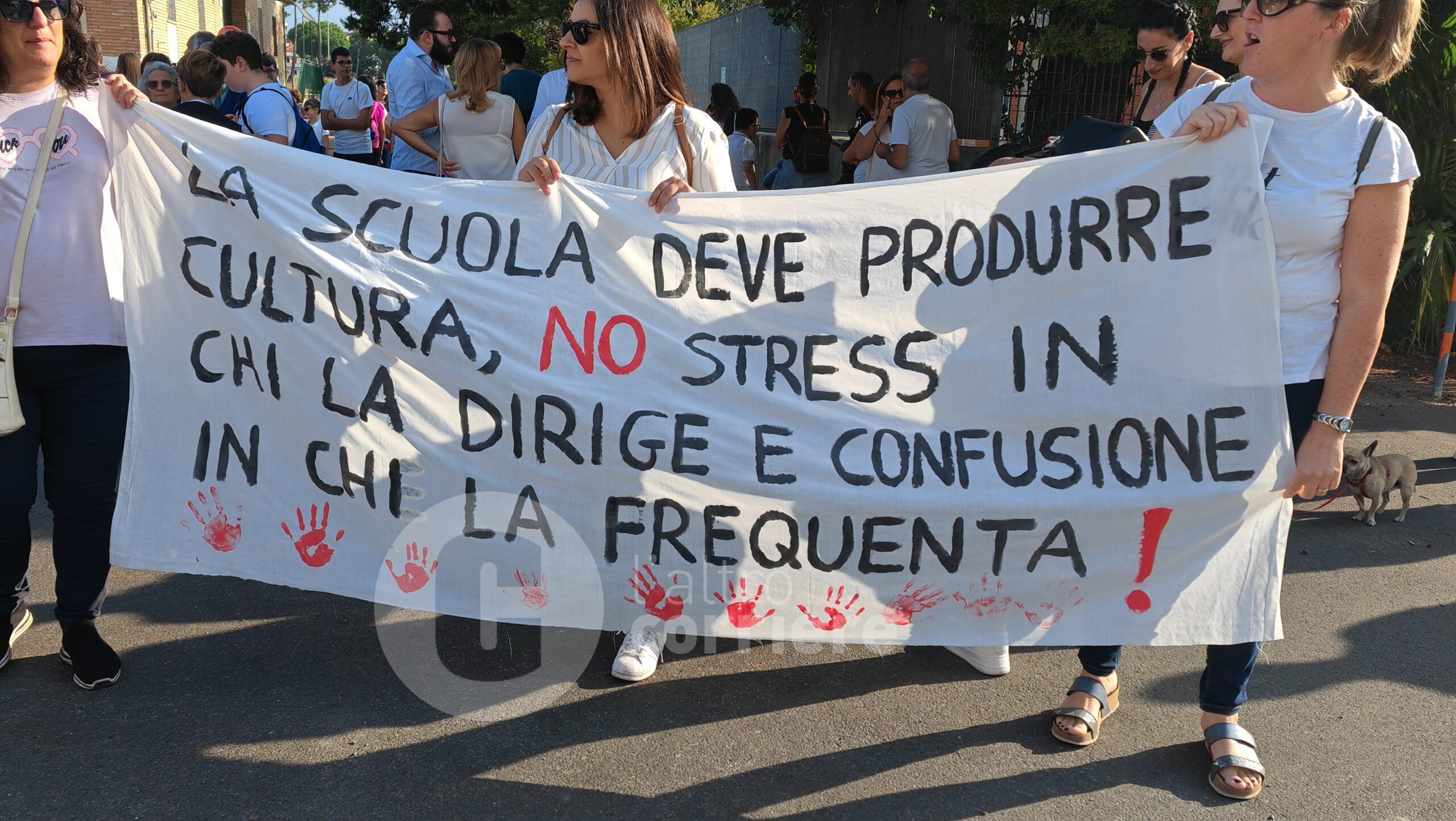 «La scuola non si tocca», a Lamezia la protesta per difendere l’IC Sant’Eufemia – FOTO E VIDEO
