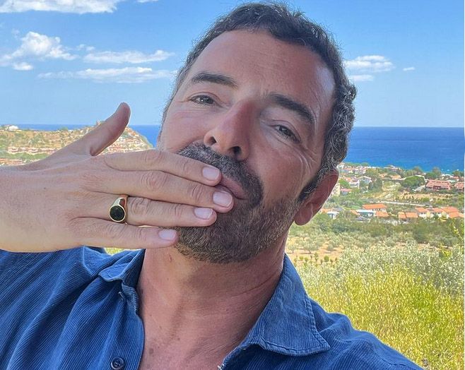 Selfie e video, Matano bacia la Calabria e Soverato Marina: «Saluto il mio mare e l’estate»