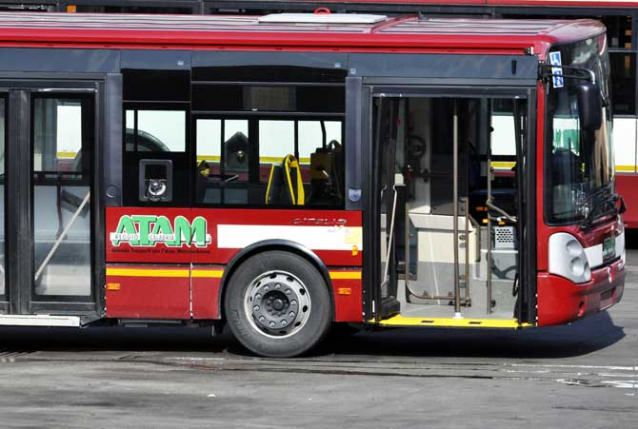 Reggio, sassaiola contro un bus dell’Atam ad Archi