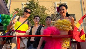Pride, la “prima volta” dell’onda arcobaleno a Catanzaro. In migliaia in marcia per i diritti e la libertà – FOTO