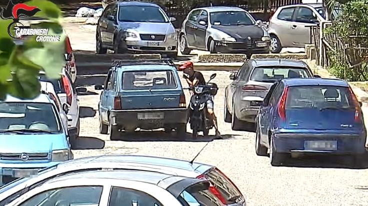 Spacciavano droga anche a minorenni. Cinque arresti ad Isola Capo Rizzuto – NOMI E VIDEO