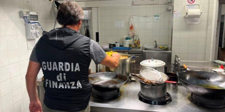 Blitz nella Locride, 91 chili di pesce non tracciato sequestrati in un ristorante