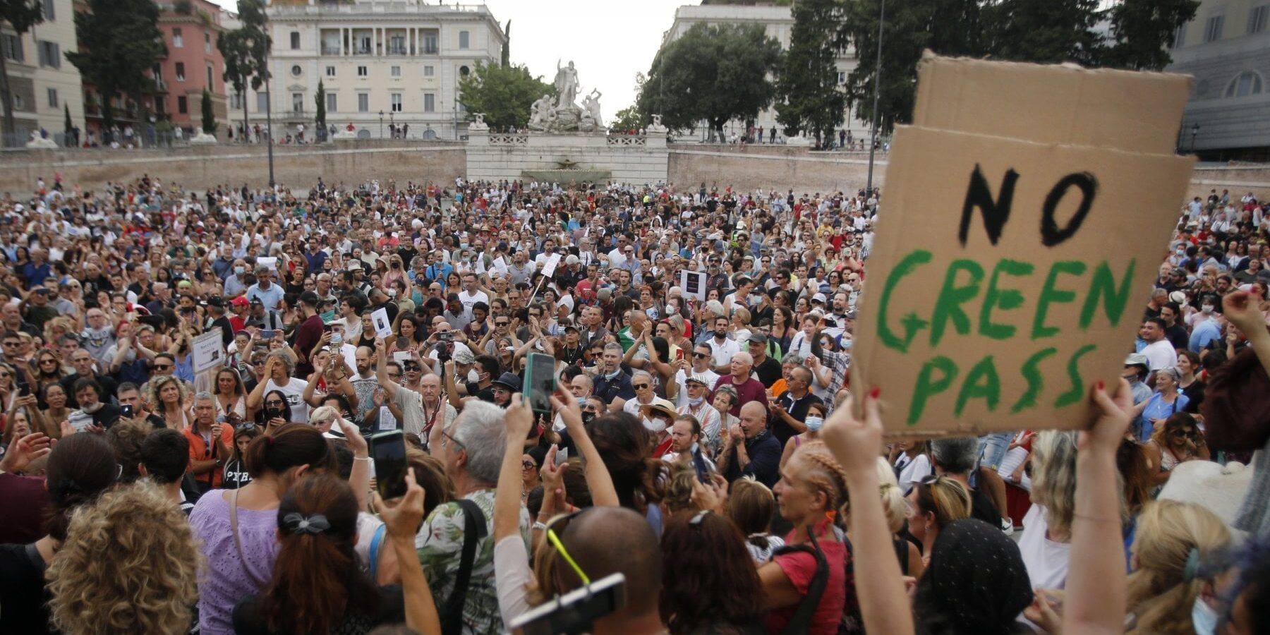 No pass, 16esimo sabato consecutivo in piazza