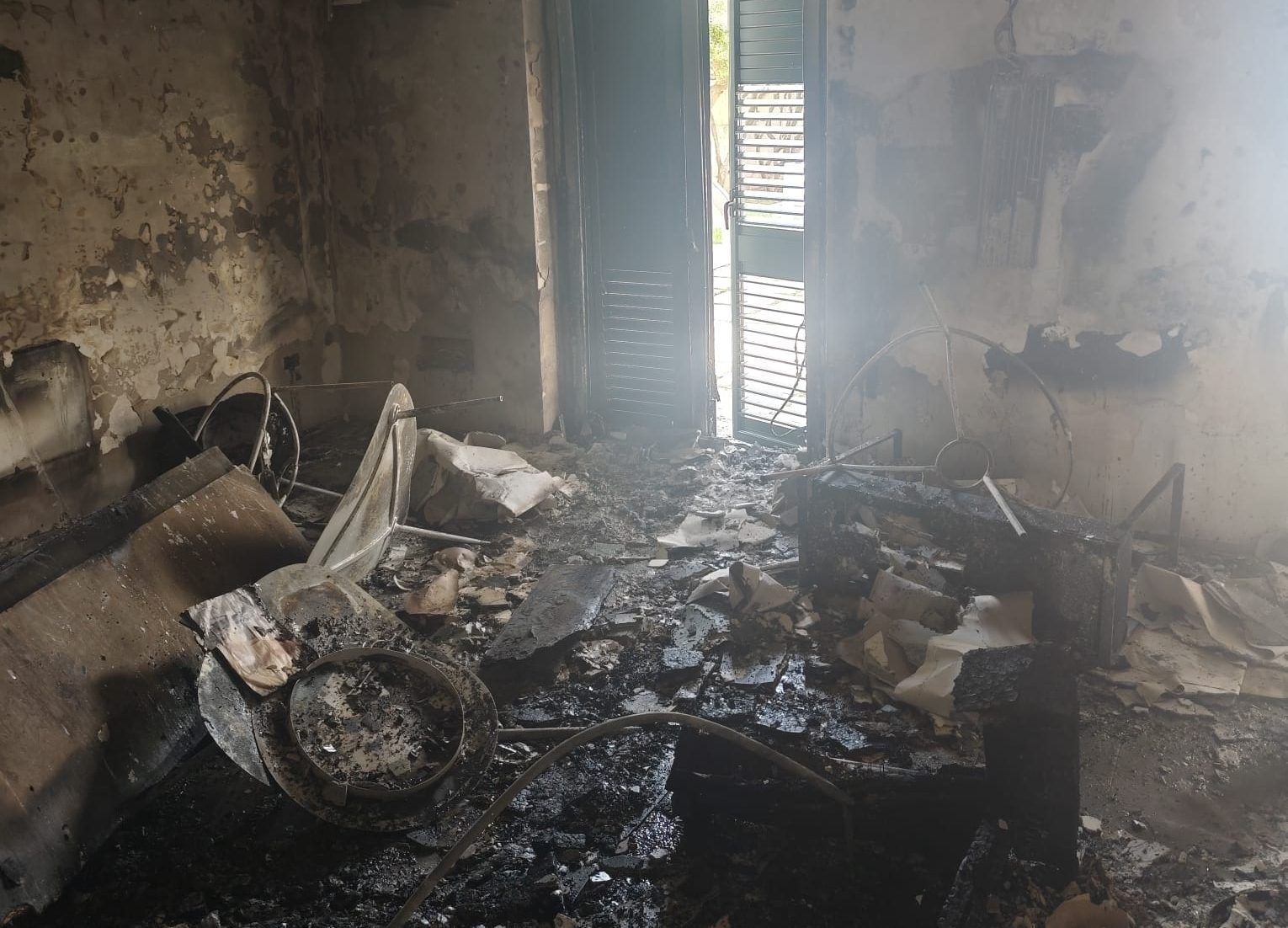 Incendio in una villetta a Falerna Marina, famiglia evacuata: un intossicato – FOTO