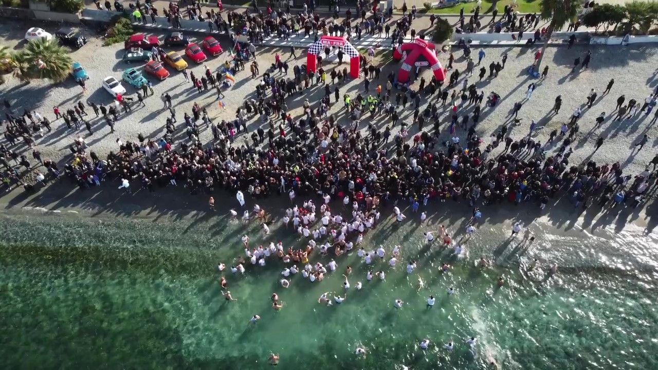 Reggio Calabria, invasione sul lungomare per il tradizionale tuffo di Capodanno – VIDEO