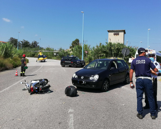 Un motorino contro un'auto nel vibonese, un ferito