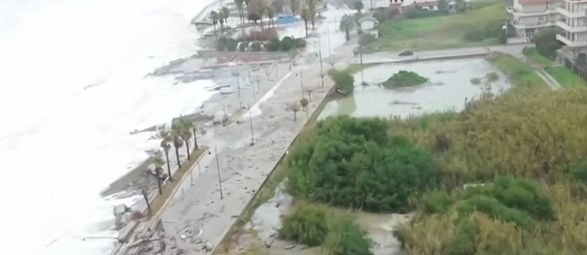 Stallo sul lungomare di Caulonia dopo il ciclone Harry, il Comune: «Silenzio inaccettabile»