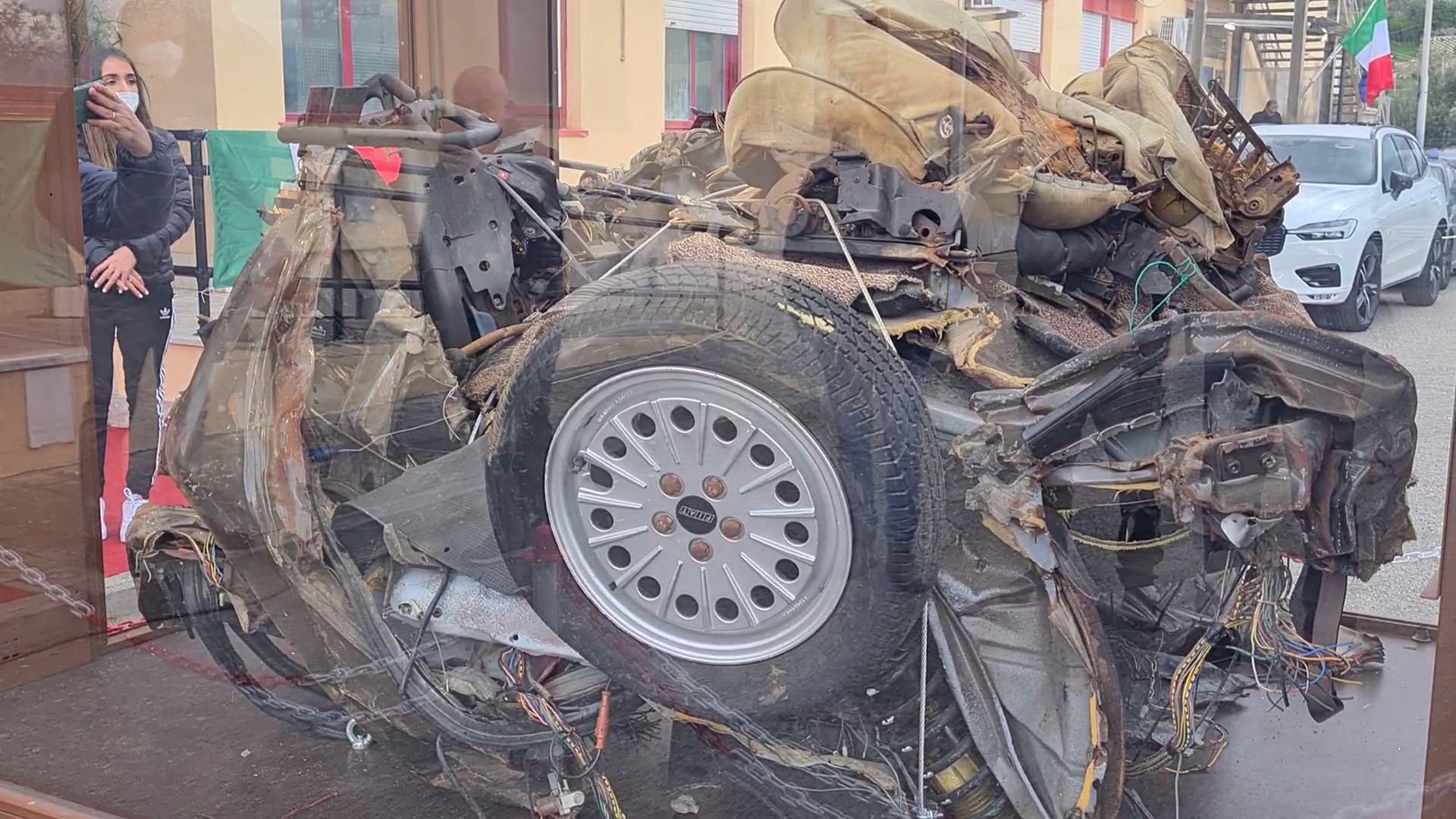 L’auto della scorta di Giovanni Falcone esposta all’Istituto alberghiero di Villa San Giovanni