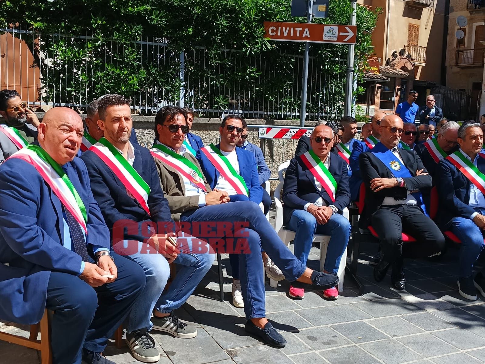 «Siamo tutti Alessandro Tocci». A Civita l’abbraccio dei sindaci dopo la condanna per la tragedia del Raganello – FOTO
