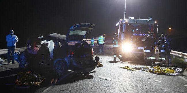 Tragico weekend sulle strade del Bresciano, cinque giovani muoiono in un incidente