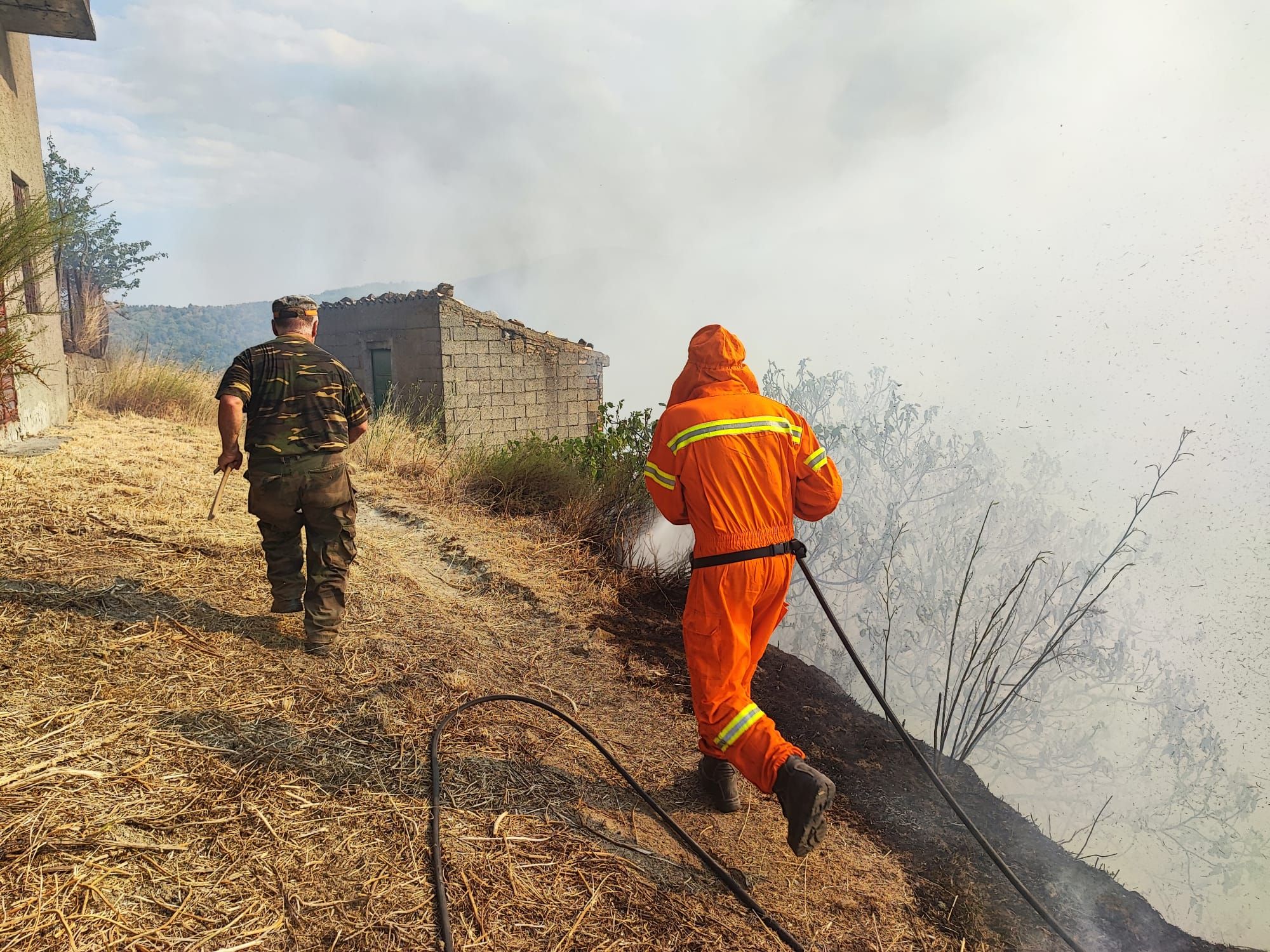 Campana, gli incendi minacciano il centro abitato – FOTO